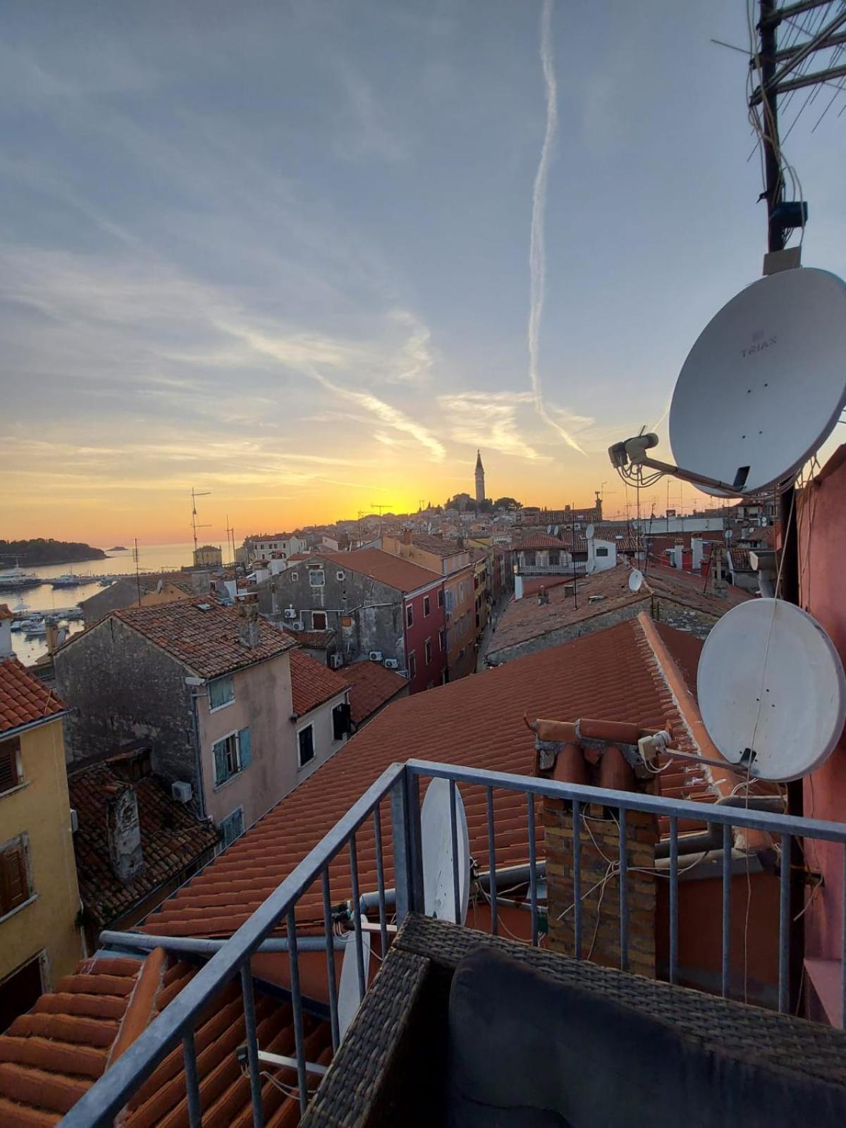 Beautiful Sunsets Over The Roofs Of Rovinj Apartment Exterior foto