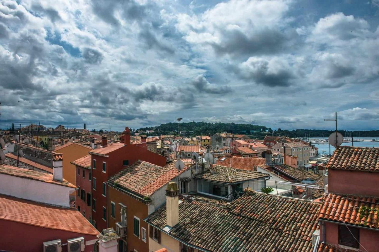 Beautiful Sunsets Over The Roofs Of Rovinj Apartment Exterior foto