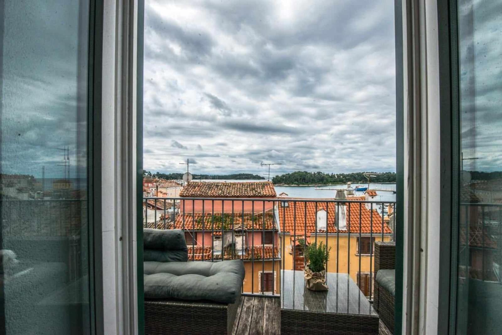 Beautiful Sunsets Over The Roofs Of Rovinj Apartment Exterior foto