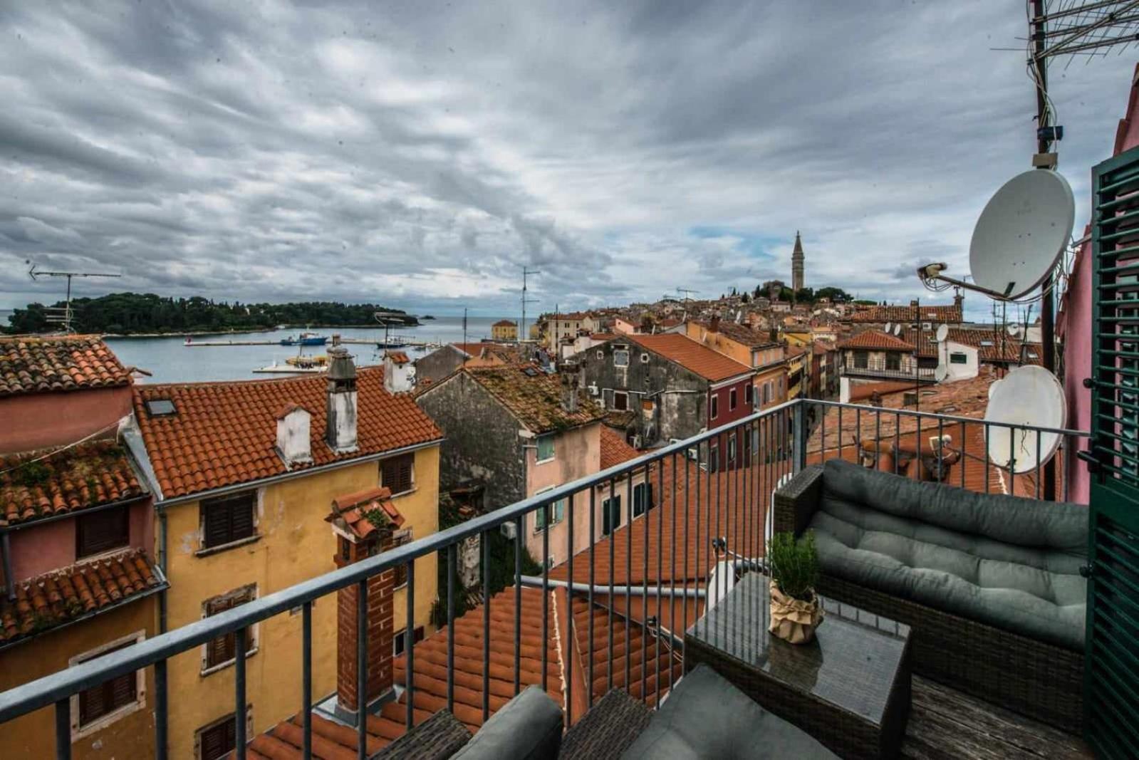 Beautiful Sunsets Over The Roofs Of Rovinj Apartment Exterior foto
